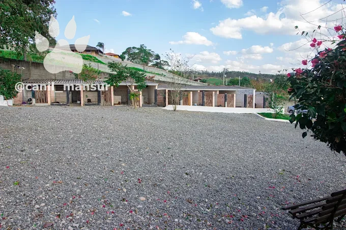 Vista ampla do canil em Guararema, com o pátio e as instalações